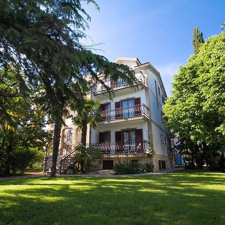 Apartments Lidija ウマグ エクステリア 写真