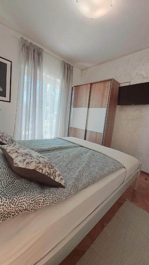 Apartments Lidija ウマグ エクステリア 写真