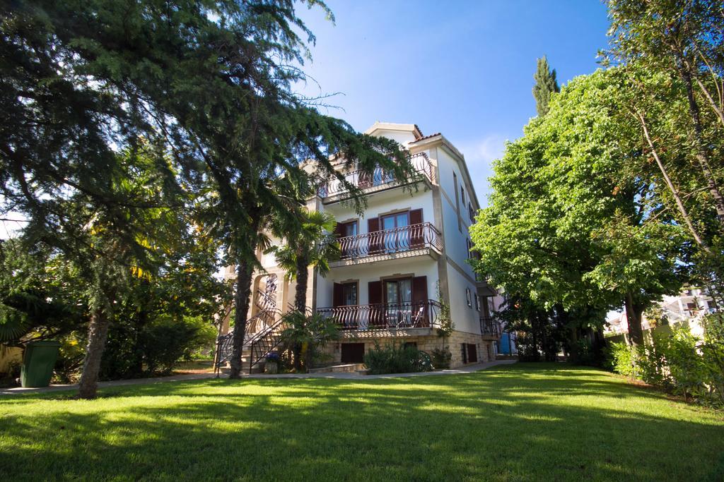 Apartments Lidija ウマグ エクステリア 写真